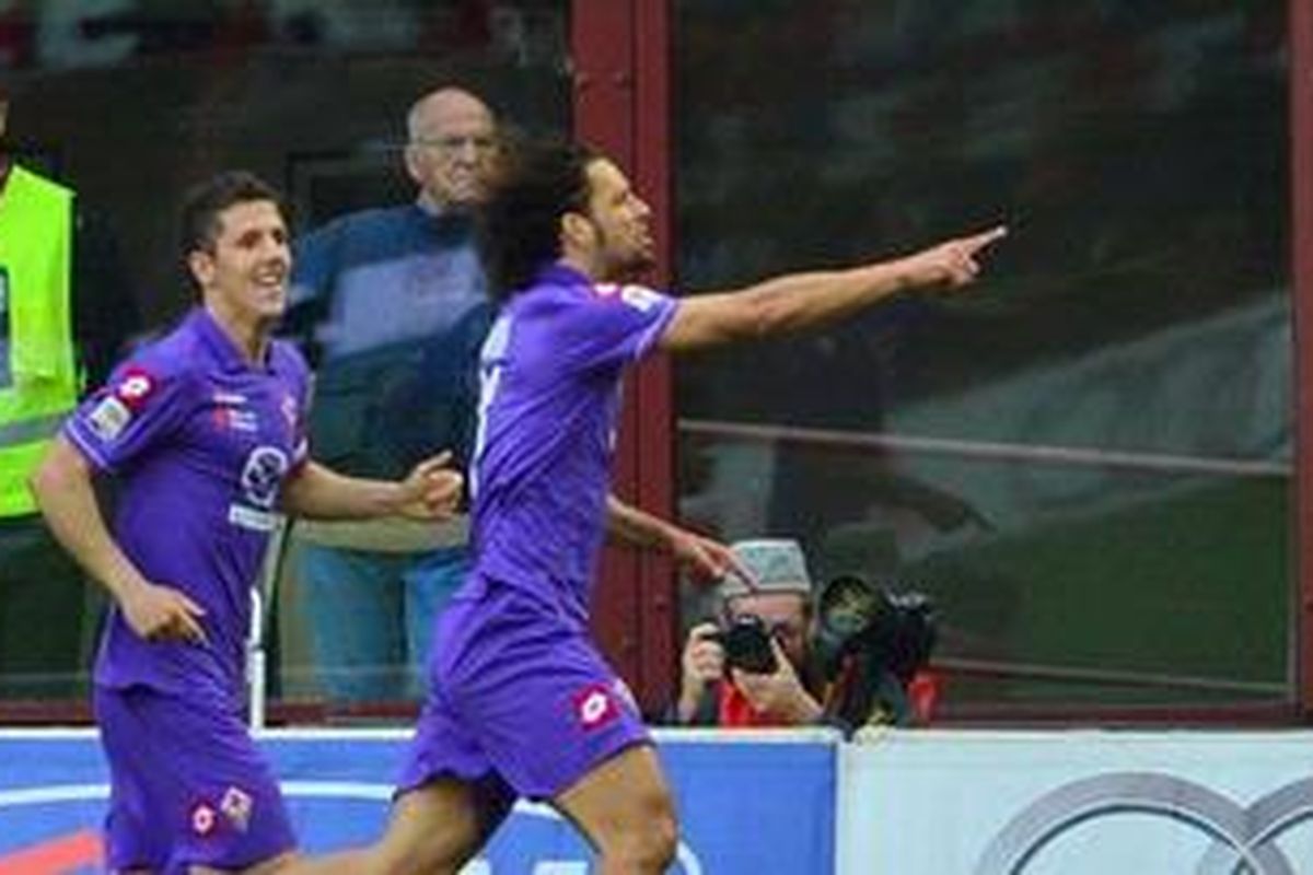 Penyerang Fiorentina, Amauri (kanan), merayakan golnya ke gawang AC Milan, pada laga Serie-A, di San Siro, Sabtu (7/4/2012). 
