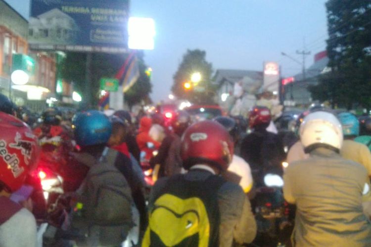 Kemacetan panjang terjadi di kawasan Padalarang, Kabupaten Bandung Barat (KBB), Jawa Barat, Selasa (13/2/2024) sore.