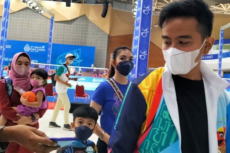 Gibran Rakabuming Raka dan Selvi Ananda menunjukkan momen keharmonisan keluarganya saat menonton ASEAN Para Games 2022.