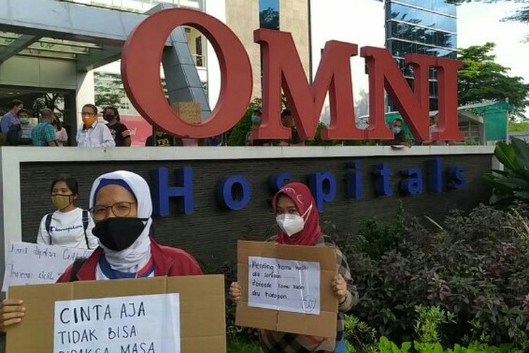 Sejumlah tenaga medis dengan berbagai bidang baik perawat, farmasi hingga laboratorium menggelar aksi unjuk rasa di Rumah Sakit Omni Alam Sutera Jalan Alam Sutera Boulevard, Serpong Utara, Tangerang Selatan, Selasa (19/5/2020).