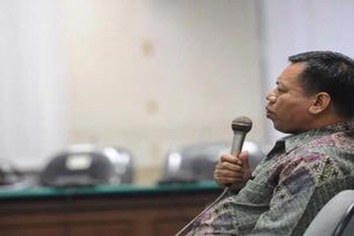 Terdakwa kasus suap di Kemenakertrans, I Nyoman Suisnaya mengikuti sidang lanjutan di Pengadilan Tindak Pidana Korupsi, Jakarta, Jumat (9/3/2012). Agenda sidang kasus dugaan suap alokasi Dana Percepatan Pembangunan Infrastruktur Daerah (DPPID) sebesar Rp1,5 miliar tersebut adalah pemeriksaan terdakwa..