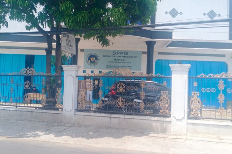 Bangunan dapur SPPG Al Bayyinah 2 masih tampak beroperasi, Rabu (254/09/2025) setelah kasus keracunan massal ratusan siswa akibat mengkonsumsi MBG yang diproduksi dapur tersebut