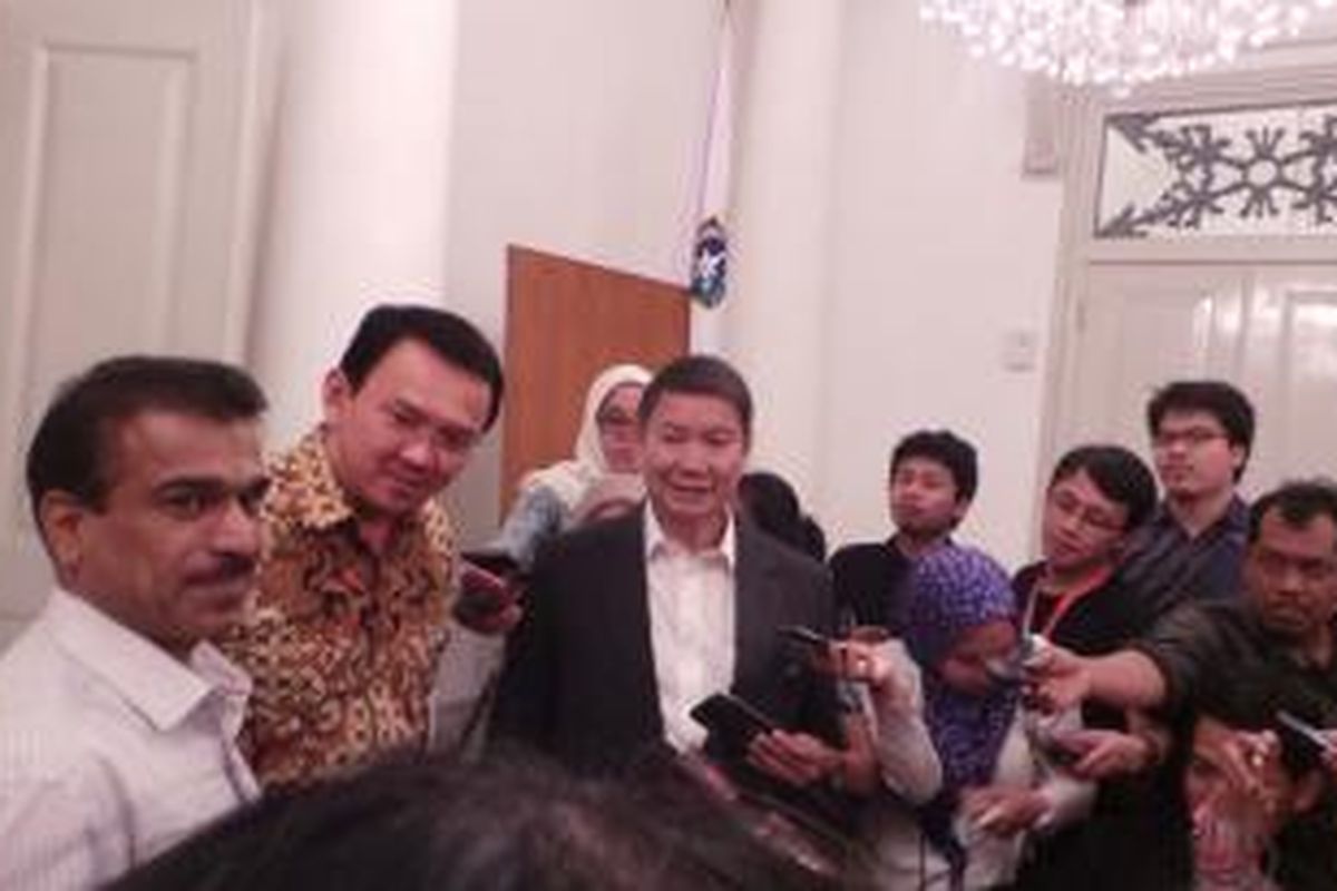 Gubernur DKI Jakarta Basuki Tjahaja Purnama (pakai batik) dan Wakil Ketua Dewan Pembina Partai Gerindra Hashim Djojohadikusumo (pakai jas), di Balaikota, Rabu (10/12/2014). Hashim mengundurkan diri dari jabatannya sebagai Ketua Dewan Pengawas BLUD Taman Margasatwa Ragunan.