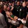 UFC 264 - McGregor Tak Berdaya Usai Patah Engkel, Terbaring Saat Tinggalkan Oktagon