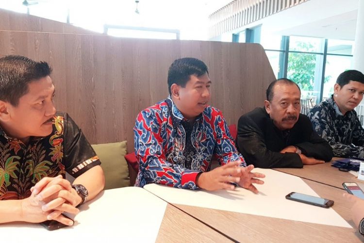 Direktur Utama PT BKI Persero Rudiantono didampingi Ketua Majelis BKI Marsetio yang juga staf ahli Menko Maritim bidang Hankam dan Maritim Marsetio memberikan keterangan pers