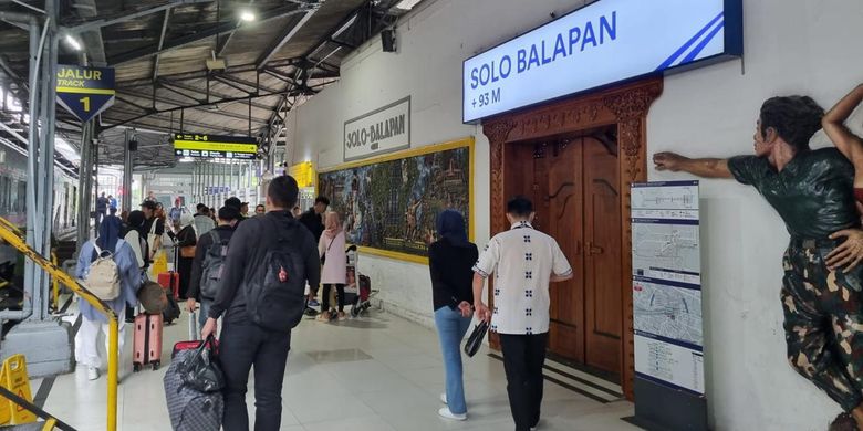 Ilustrasi penumpang kereta di Stasiun Solo Balapan. Daftar KA Go Show dari Solo terbaru 2026, rute, dan harga tiketnya. Daftar KA Go Show dari Solo 2026. Tiket tarif khusus dari Solo 2026. Tiket tarif khusus dari Jogja 2026. Tarif khusus KAI.