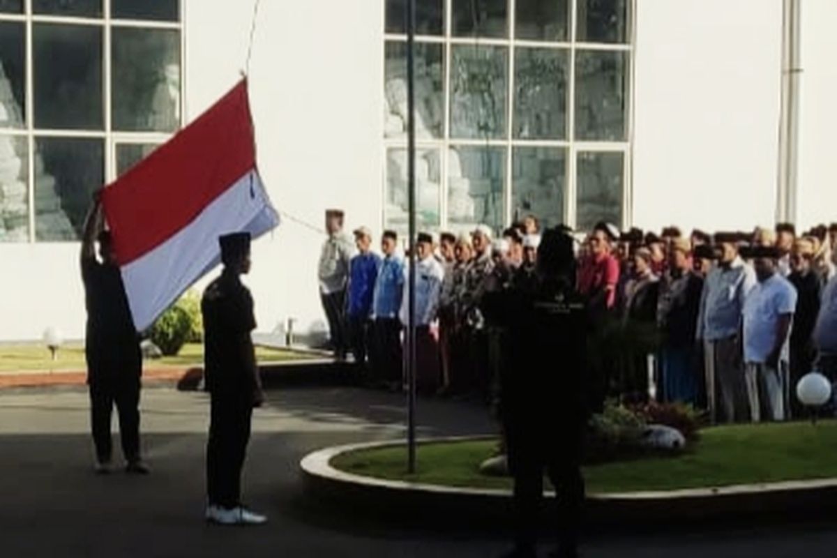 Ratusan petani mengikuti upacara peringatan HUT RI ke-80 di Gudang Bawa Mas di Pamekasan, Minggu (17/8/2025)