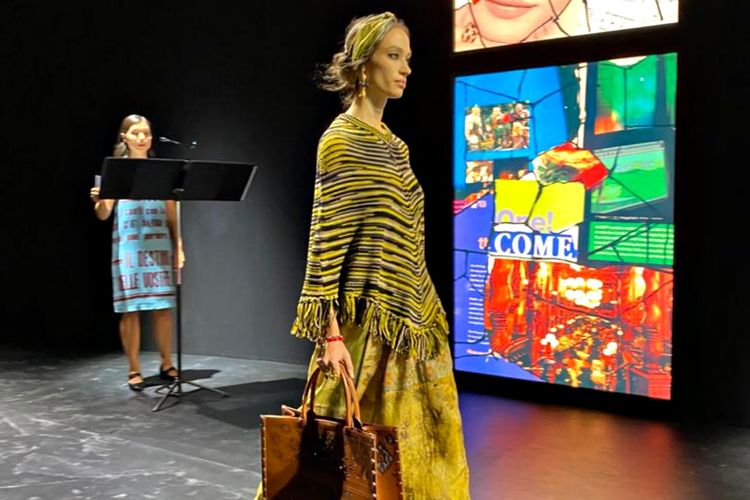 Kain Endek Bali digunakan oleh rumah mode Christian Dior untuk koleksi Spring/Summer 2021.