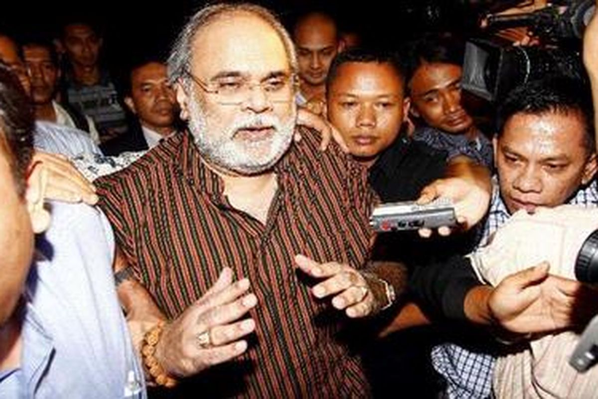 Guru spiritual Anand Krishna usai menjalani pemeriksaan di Markas Kepolisian Daerah Metro Jaya, Jakarta Pusat, Senin (15/3/2010).