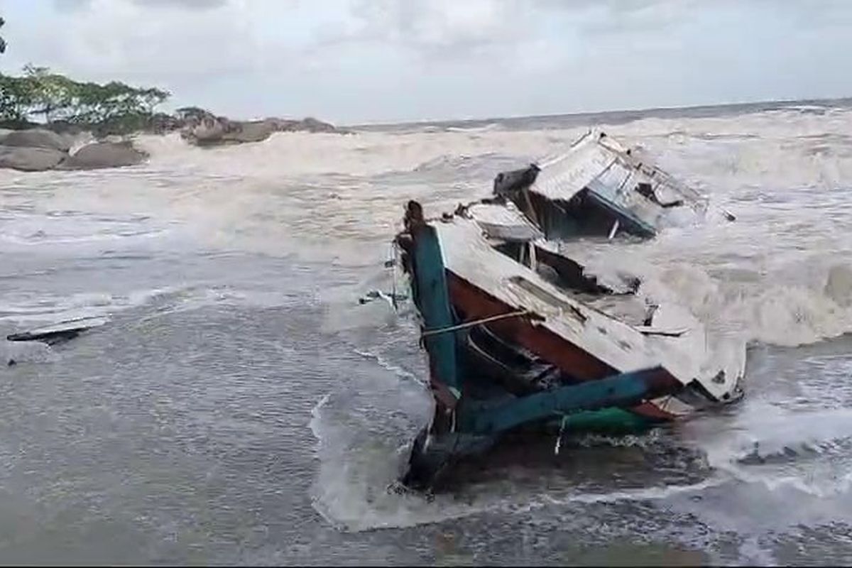 Kapal Nelayan Karam Dihantam Ombak di Bangka, Satu Remaja Hilang