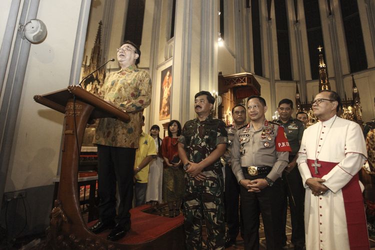 Menteri Dalam Negeri Tjahjo Kumolo (kiri) menyampaikan sambutan di depan jemaat gereja disaksikan Kapolri Jenderal Pol Tito Karnavian (ketiga kiri), Panglima TNI Marsekal Hadi Tjahjanto (kedua kiri) dan Uskup Agung Jakarta Ignatius Suharyo Hardjoatmodjo (kanan) saat meninjau misa Malam Natal di Gereja Katedral, Jakarta, Minggu (24/12/2017). Peninjauan tersebut dilakukan guna memastikan pengamanan malam Natal di sejumlah gereja di Jakarta. 