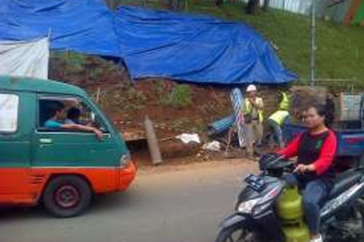 Tembok penahan tebing di Jalan Terusan Dago, Kelurahan Dago, Kecamatan Coblong, Kota Bandung tiba-tiba ambrol sekira pukul 22.00 WIB, Minggu (13/11/2016). KOMPAS.com/Putra Prima Perdana