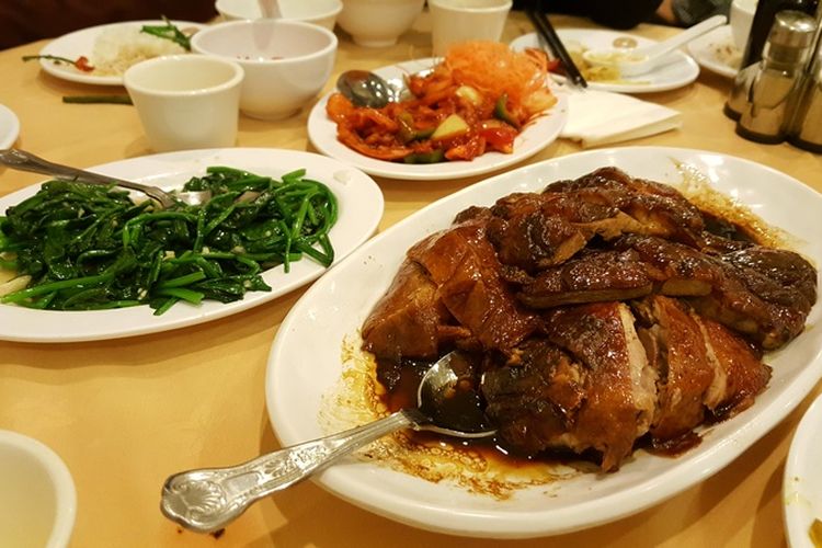 Menu bebek peking di Four Seasons, restoran Chinese food yang tersohor dengan kelezatan bebek pekingnya di London, Inggris. Walau restorannya kerap penuh dan tempatnya sempit, namun para turis, terutama yang berasal dari Asia, selalu menyempatkan diri datang ke sini untuk membuktikan cerita mengenai kelezatan bebek pekingnya.