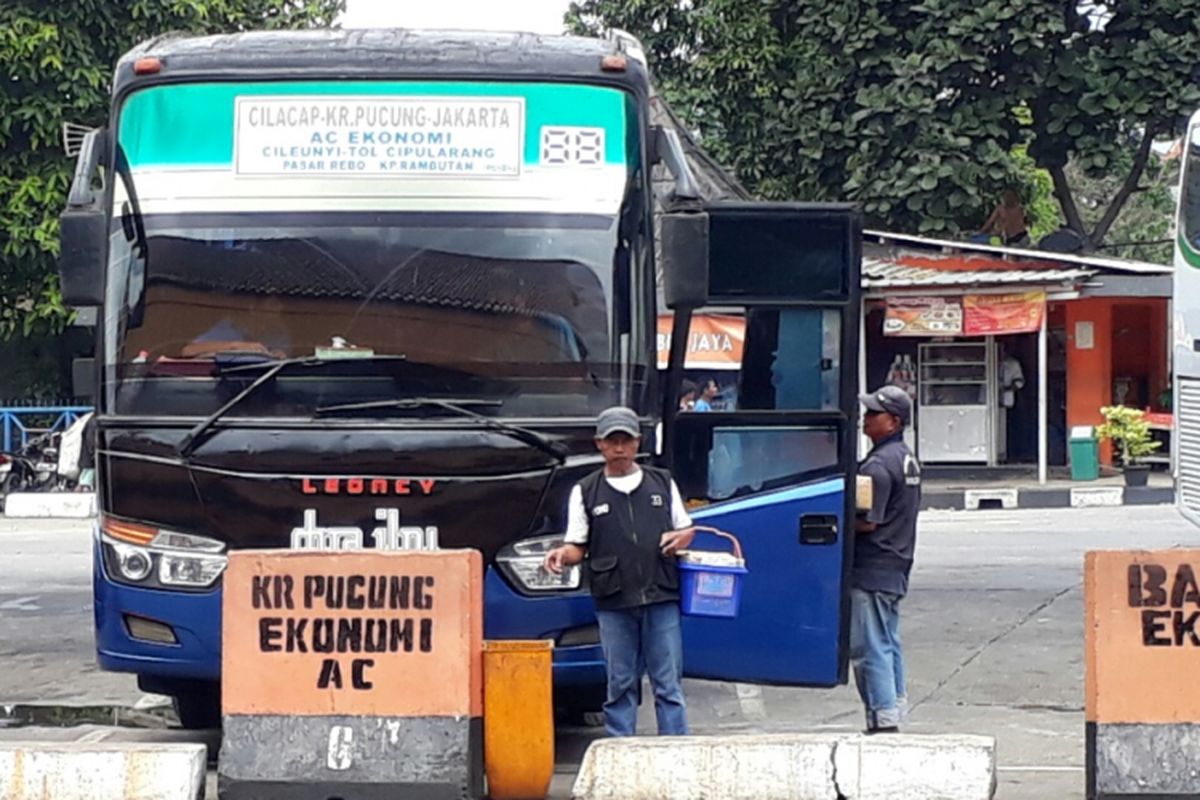 Pedagang asongan di lokasi bus rute Jawa Barat di Terminal Bus Kampung Rambutan terlihat memakai rompi saat berjualan. Senin (20/3/2017).