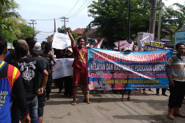 Para nelayan Lamongan saat turun ke jalan menolak aturan larangan penggunaan cantrang, Senin (8/1/2018).