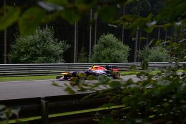 Pebalap Red Bull Racing dari Australia, Mark Webber, mengendarai mobilnya pada sesi latihan pertama GP Belgia, di Sirkuit Spa-Francorchamps, Jumat (23/8/2013).