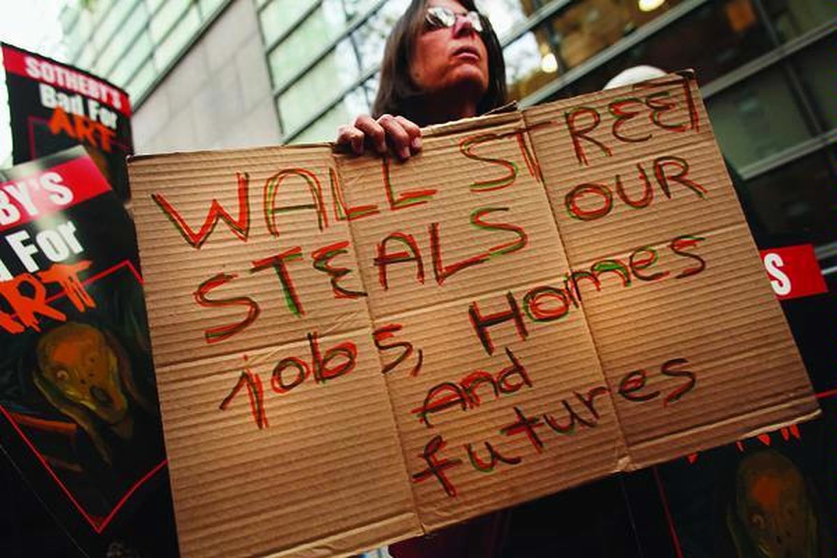 Kelompok antikorporasi dan kapitalisme, Occupy Wall Street, berunjuk rasa di depan balai lelang Sothebys di New York City, Amerika Serikat, Selasa (18/10). Gerakan ini telah merebak di seluruh dunia.