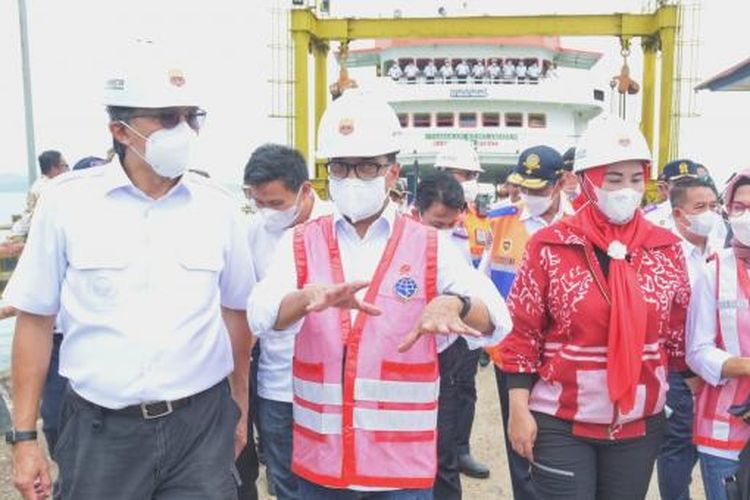 Menhub Budi Karya Sumadi saat melakukan kunjungan kerja sejumlah pelabuhan yang ada di Provinsi Babel, khususnya di Pulau Bangka, Minggu (03/07/2022).