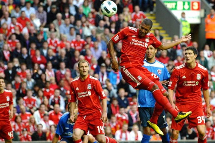 Penyerang Liverpool, David Ngog, mencetak gol kontra Rabotnicki Skopje pada laga Liga Europa di Anfield, Liverpool, pada 5 Agustus 2010.