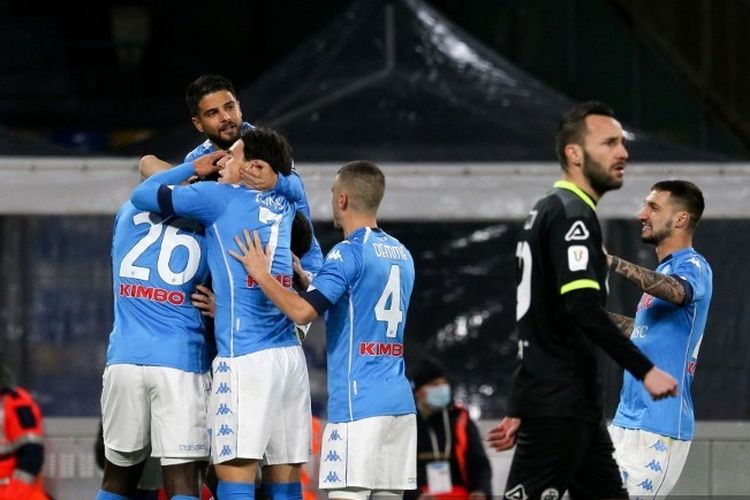 Para pemain Napoli merayakan gol Kalidou Koulibaly ke gawang Spezia pada laga perempat final Coppa Italia di Stadion Diego Armando Maradona, Kamis (28/1/2021) atau Jumat dini hari WIB. 