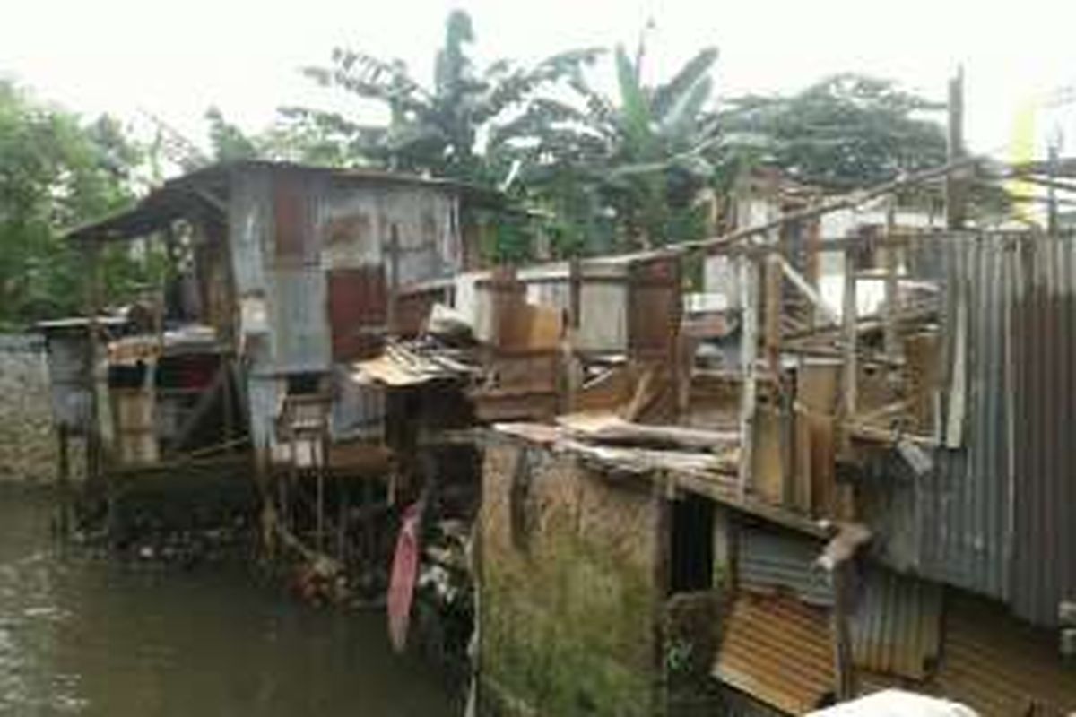 Empat rumah di Kelurahan Petogogan, Kebayoran Baru yang akan dibongkar karena terletak di bantaran Kali Krukut.