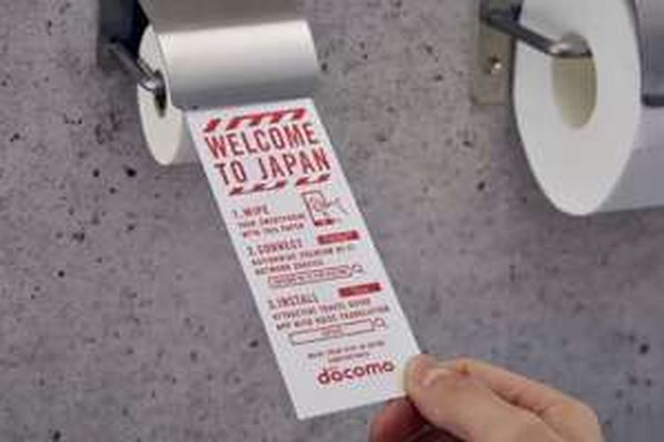 Tisu khusus untuk membersihkan ponsel di toilet umum Bandara Narita, Jepang.
