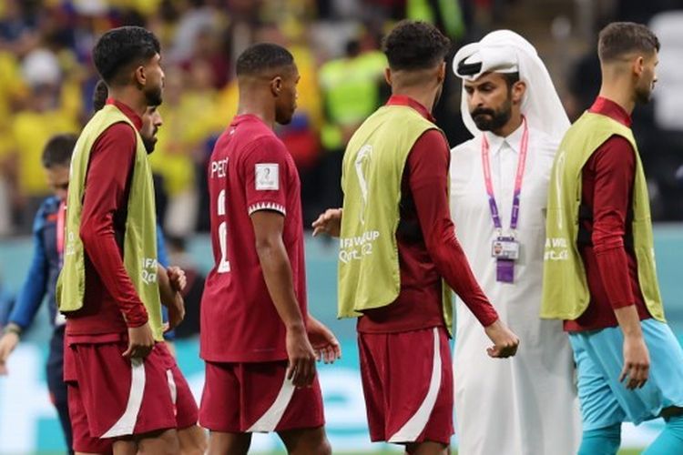 Para pemain timnas Qatar meninggalkan lapangan usai melakoni pertandingan pembuka Piala Dunia 2022 melawan Ekuador di Stadion Al Bayt, Al Khor, pada Minggu (20/11/2022) malam waktu setempat. Qatar kalah 0-2 dari Ekuador sekaligus mencatatkan sejarah buruk di panggung Piala Dunia. Qatar dipastikan tersingkir dari Piala Dunia 2022 usai kalah 1-3 dari Senegal dan Belanda berbagi skor 1-1 pada matchday kedua Grup A Piala Dunia 2022.