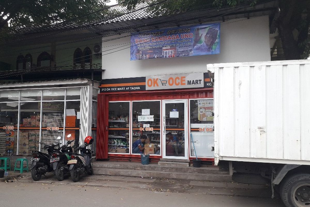 Tampak depan Gerai OK OCE Mart di kawasan Cakung, Jakarta Timur, Kamis (21/3/2019).