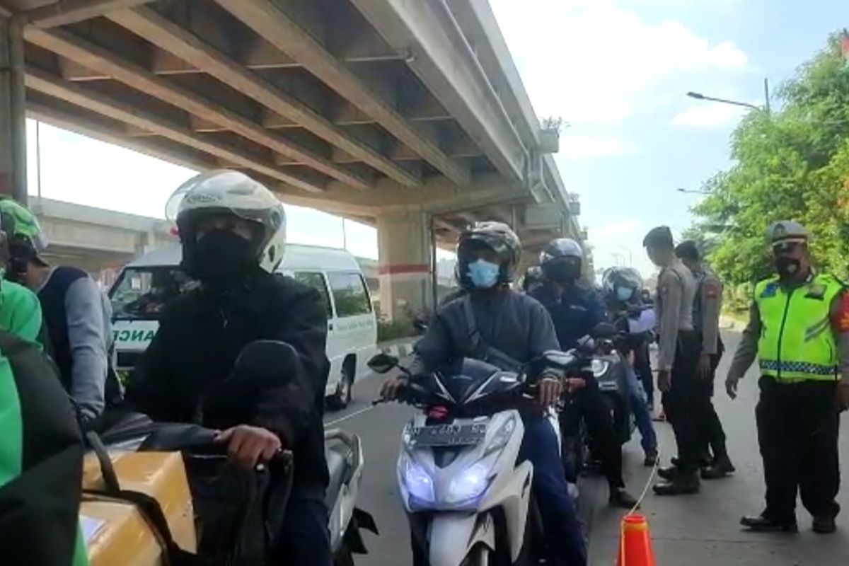 Petugas masih menemukan pekerja dari sektor non-esensial dan non-kritikal yang berusaha melewati salah satu pos penyekatan di TL Lampiri, Jalan Kalimalang, Duren Sawit, Jakarta Timur, pada hari ke-10 PPKM darurat, Senin (12/7/2021).