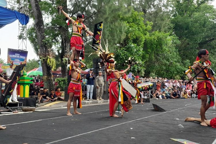 Penari dari Kalimantan Tengah memukau publik dengan aksi menari perang di Menoreh Tourism Festival 2025 Kulon Progo di Kabupaten Kulon Progo, Daerah Istimewa Yogyakarta.