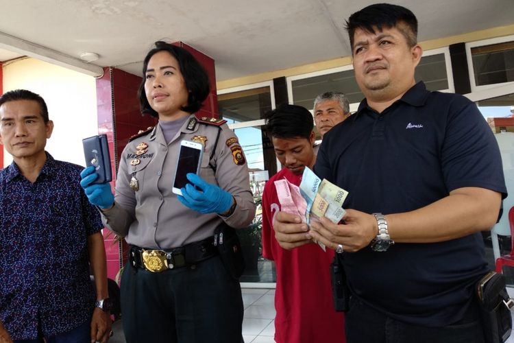Tersangka Robi (25) saat berada di Polsek Ilir Barat 1 Palembang. Robi diserahkan massa ke Polisi lantaran tertangkap melakukan aksi jambret, Sabtu (22/9/2018).