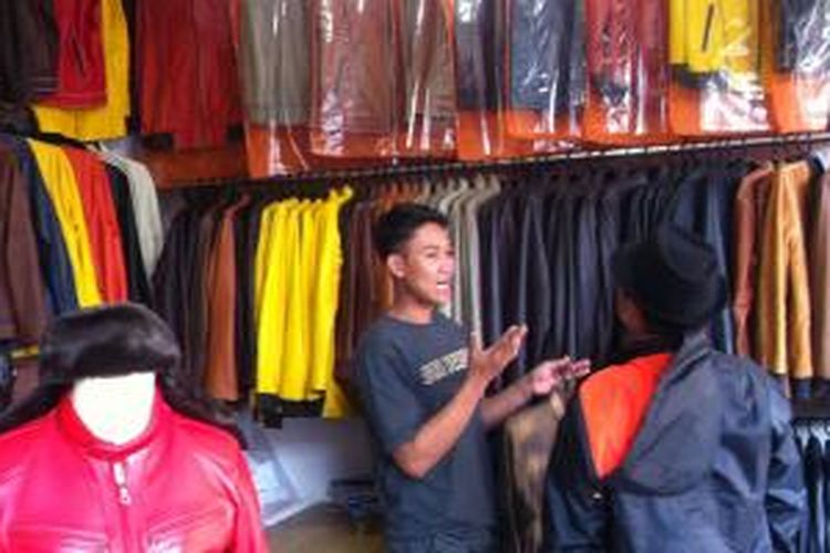Seorang penjual tengah menjelaskan produk berupa jaket berbahan dasar kulit kepada wisatawan di salah satu toko di kawasan Sentra Kulit Sukaregang, Kecamatan Garut Kota, Garut, Jawa Barat, Jumat (18/9/2015).