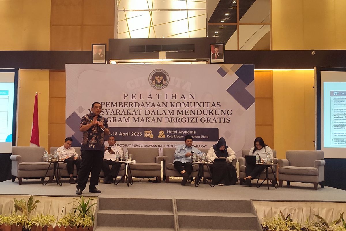 Deputi Promosi dan Kerjasama BGN, Nyoto Suwingnyo saat menjadi pemateri  di acara Pelatihan Pemberdayaan Komunitas Masyarakat Dalam Mendukung Program MBG di Hotel Aryaduta, Kota Medan, Rabu (16/4/2025)  