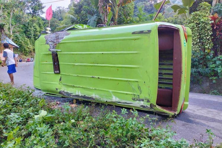 Mobil angkutan kota yang mengangkut rombongan mahasiswa Universitas Kristen Indonesia Maluku (UKIM) untuk bertamasya terguling di turunan jalan Desa Hukurila, Kecamatan Leitimur Selatan, Ambon, Minggu sore (21/5/2023). Akibat kejadian itu seorang mahasswa tewas dan seluruh penumpang terluka