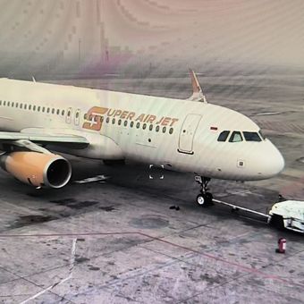 Pesawat Super Air Jet hanya bisa parkir di apron Bandara Syamsudin Noor Banjarbaru, Kalsel menunggu kabut asap  mereda. 