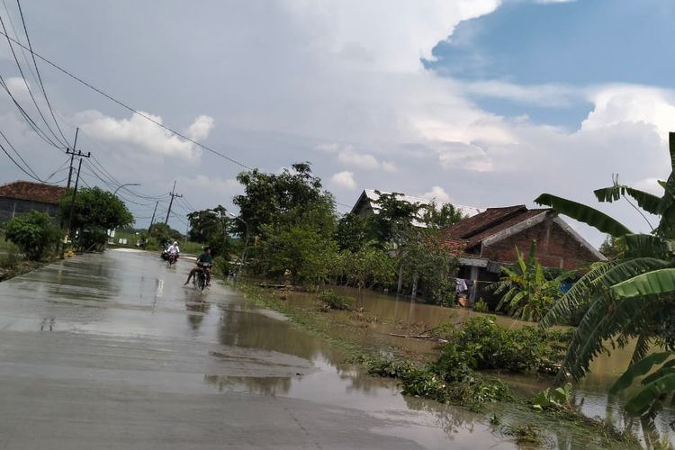 Meluapnya Kali Lamong membuat beberapa desa di Kecamatan Balongpanggang dan Benjeng, Kabupaten Gresik, Jawa Timur, kebanjiran, Jumat (25/11/2022).