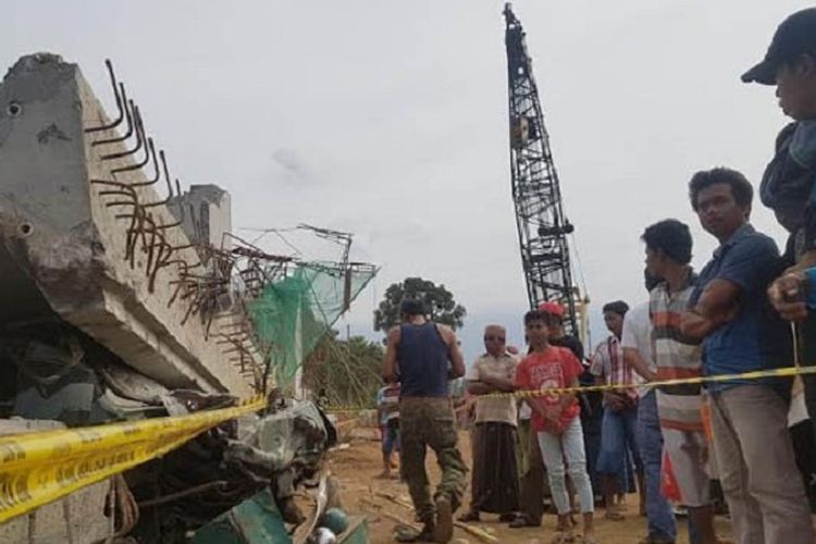 Tol Paspro yang ambruk di Grati, Kabupaten Pasuruan, Minggu (28/10/2017). 