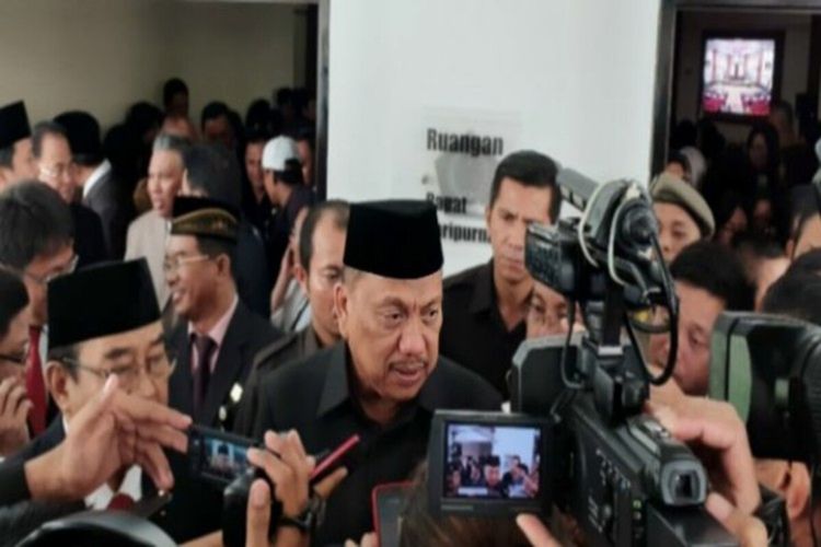 Gubernur Sulut Olly Dondokambey didampingi Anggota VI BPK RI Harry Azhar Aziz saat diwawancara seusai rapat paripurna di Kantor DPRD Sulut, Senin (27/5/2019) pukul 10.24 WITA