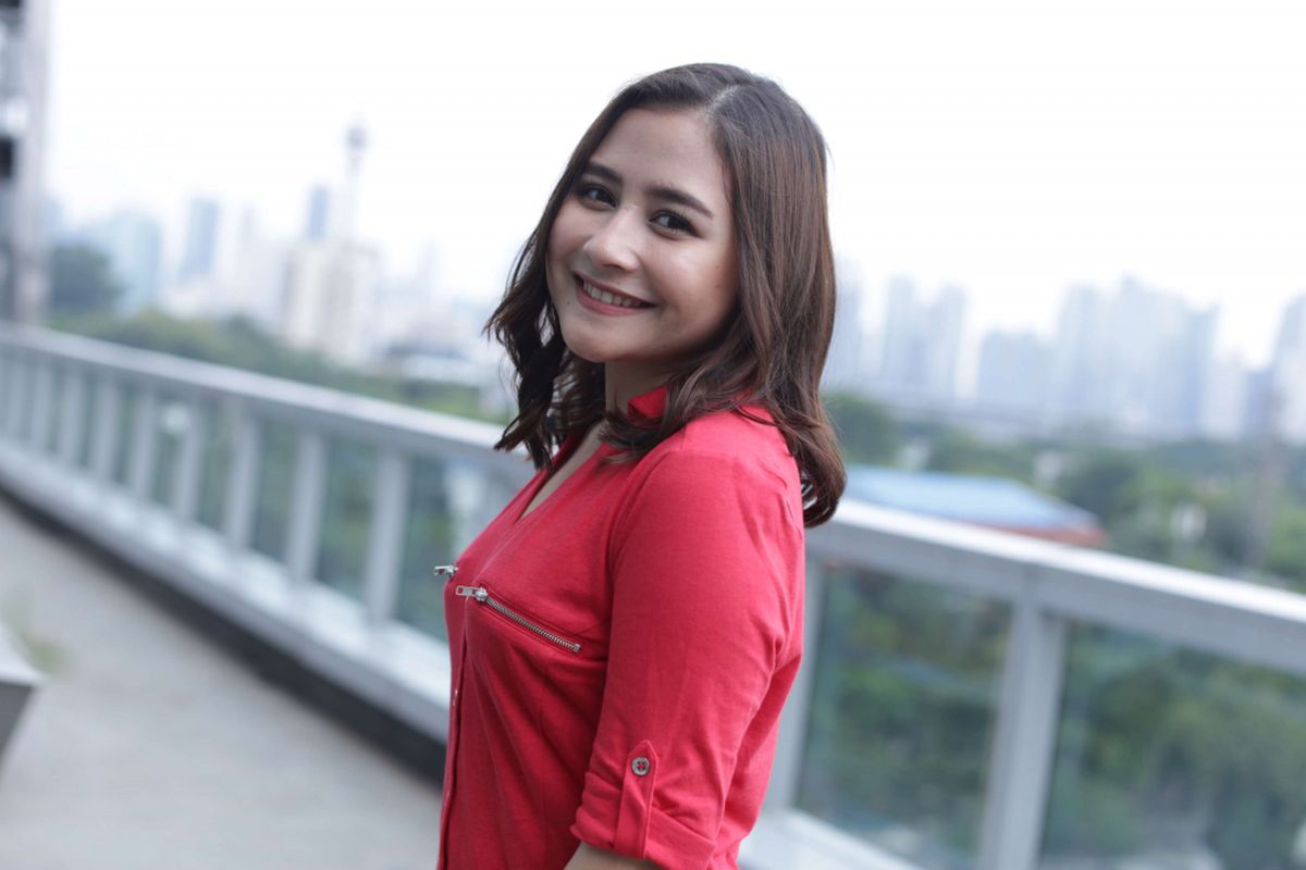 Artis peran Prilly Latuconsina berpose di sela-sela media visit promo film Matt & Mou di Menara ι, Palmerah, Jakarta, Senin (14/01/2019). Film arahan sutradara Monty Tiwa tersebut akan tayang pada 24 Januari 2019 mendatang.