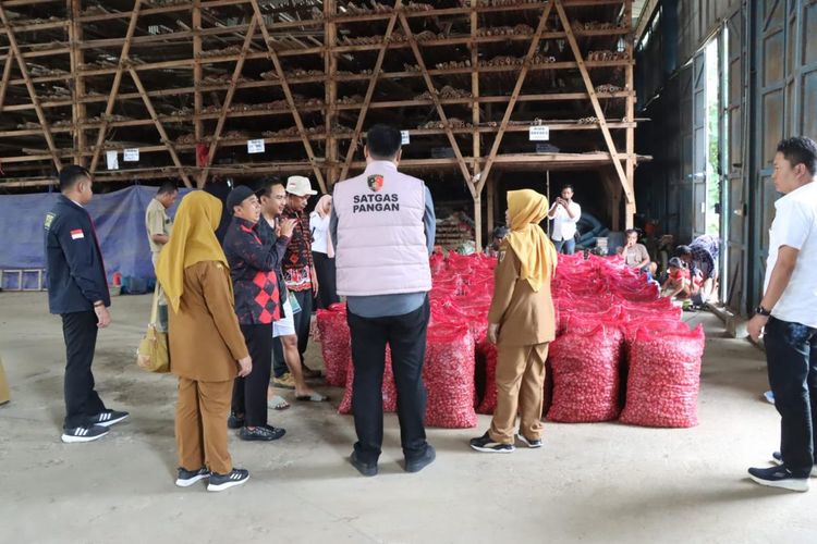 Tim Satuan Tugas (Satgas) Pangan Polri mengecek ketersediaan bawang merah di wilayah Brebes, Jawa Tengah.