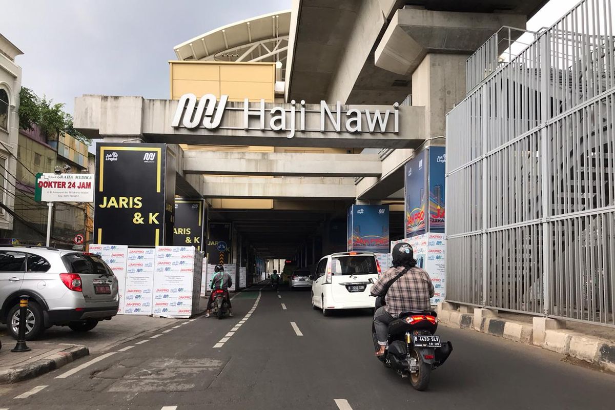 Pilar-pilar jalan layang MRT di Stasiun MRT Haji Nawi, Cilandak, Jakarta Selatan terlihat terpasang konstruksi media iklan luar ruang.