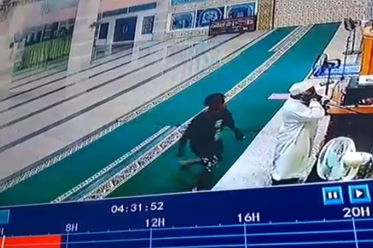 Foto tangkapan layar detik-detik seorang pemuda menampar Imam mesjid di Teminabuan 