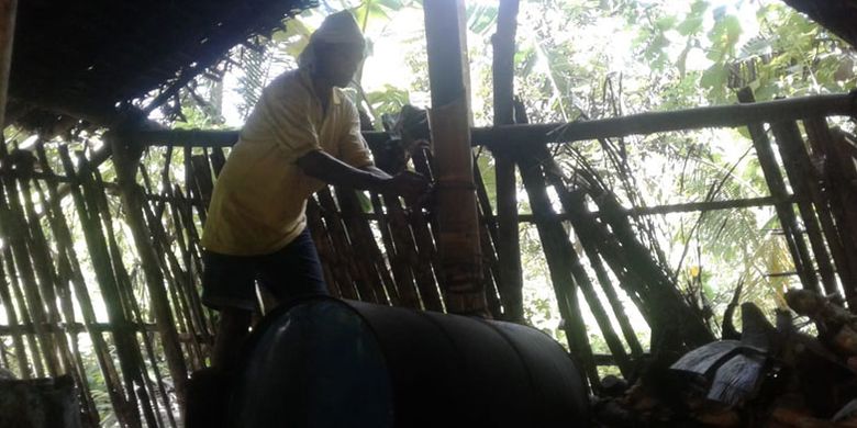 Proses memasak nira untuk menjadi moke di Desa Nele Urung, Kecamatan Nele, Kabupaten Sikka, Pulau Flores, Nusa Tenggara Timur (NTT), Kamis (16/5/2019).