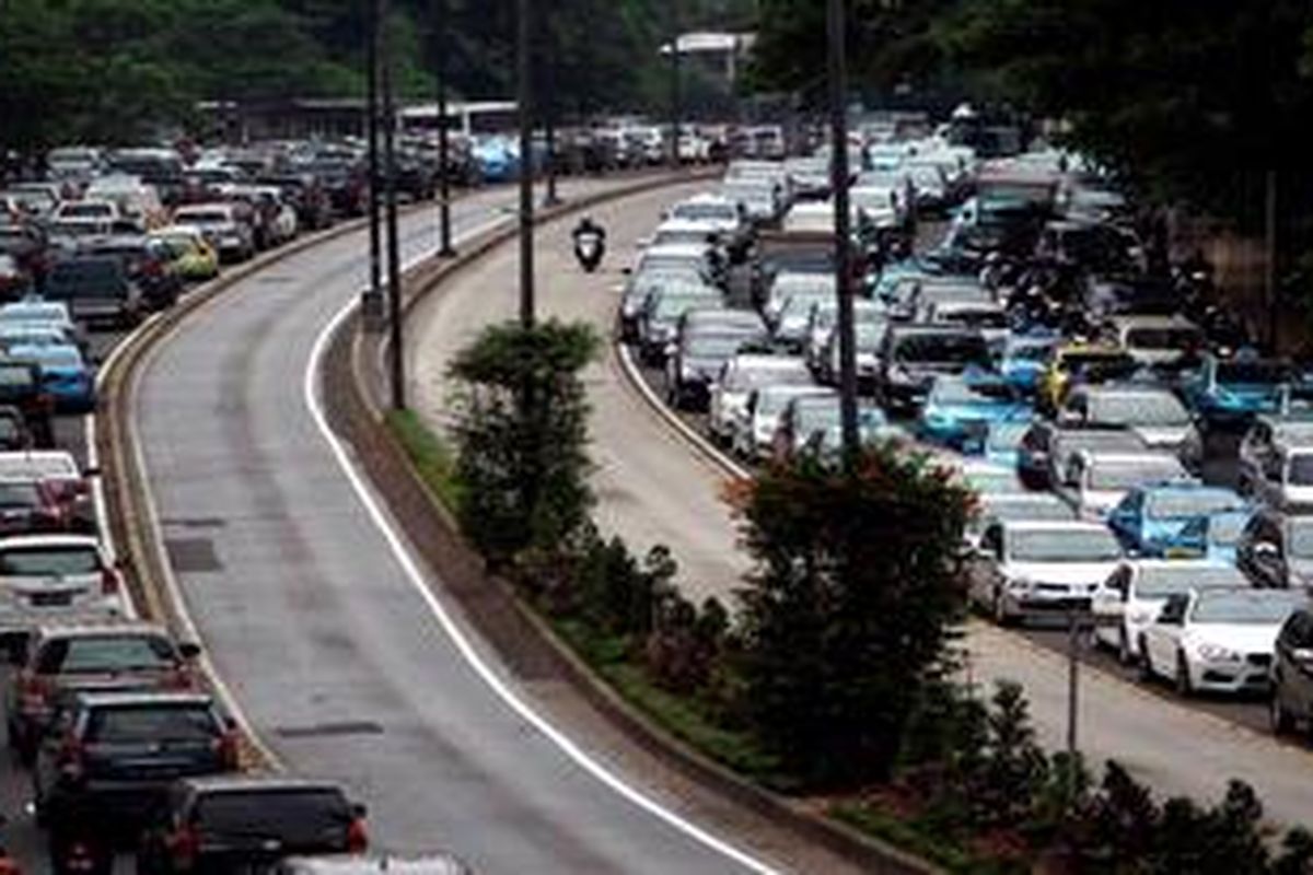 Pengguna kendaraan bermotor tersendat di Jalan Jenderal Sudirman, Jakarta Pusat, Senin (27/5/2013). Pembenahan sarana angkutan umum mendesak dilakukan untuk mengurai kemacetan lalu lintas yang tiap hari mendera Jakarta.

