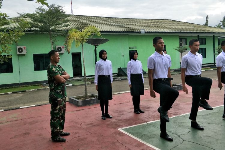 Peltu Dedi Irwansyah, (berpakaian loreng) pelatih Paskibraka asal Kandangan, Hulu Sungai Selatan, Kalsel. Dedi berhasil mengirimkan Muhammad Asri Maulana sebagai Paskibraka Nasional di Istana Negara.