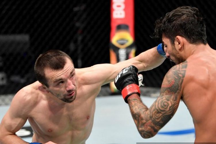 Petarung Rusia, Askar Askarov, saat bertarung melawan Alexandre Pantoja (Brasil) pada duel UFC 251 di Fight Island, Abu Dhabi, pada 19 Juli 2020 .