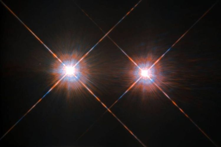 Bintang terdekat dengan Bumi, Alpha Centauri A (kiri) dan Alpha Centauri B (kanan) diambil Teleskop Luar Angkasa Hubble.