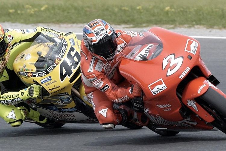 Max Biaggi of Italy (R) powers ahead of compatriot Valentino Rossi (L) during the second free practice session of the 500cc Australian Motorcyle Grand Prix at Phillip Island 13 October 2001.  Biaggi lies in second place behind Rossi in the 2001 World Championship rankings.  AFP PHOTO/Paul CROCK. (Photo by PAUL CROCK / AFP)