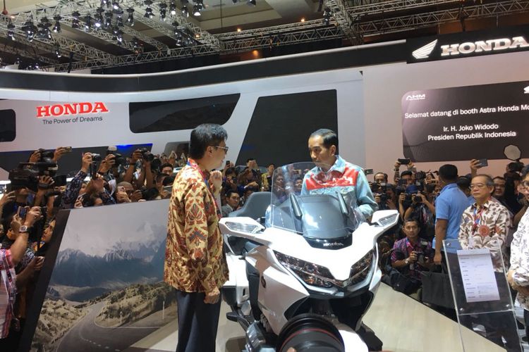 Presiden Indonesia Joko Widodo melihat langsung Honda Gold Wing di stan Honda di Indonesia International Motor Show (IIMS) 2018. 