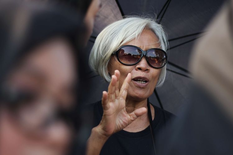 Ibu Sumarsih menuntut akan keadilan anaknya yang menjadi korban tragedi 1998 pada Aksi Kamisan yang ke 604 di depan Istana, Jalan Merdeka Utara, Jakarta Pusat, Kamis (3/10/2019).